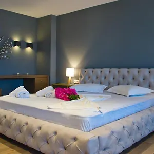 Otel Viky, Sarti